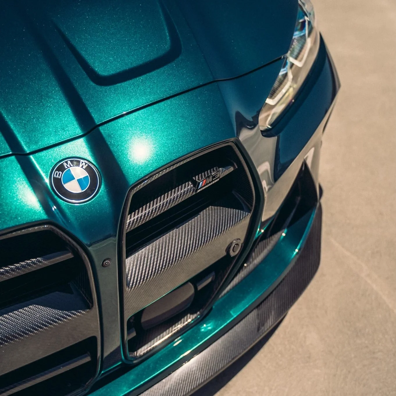 Gloss Metallic Emerald Green Paint Protection Film: Color Upgrade for Your Vehicle